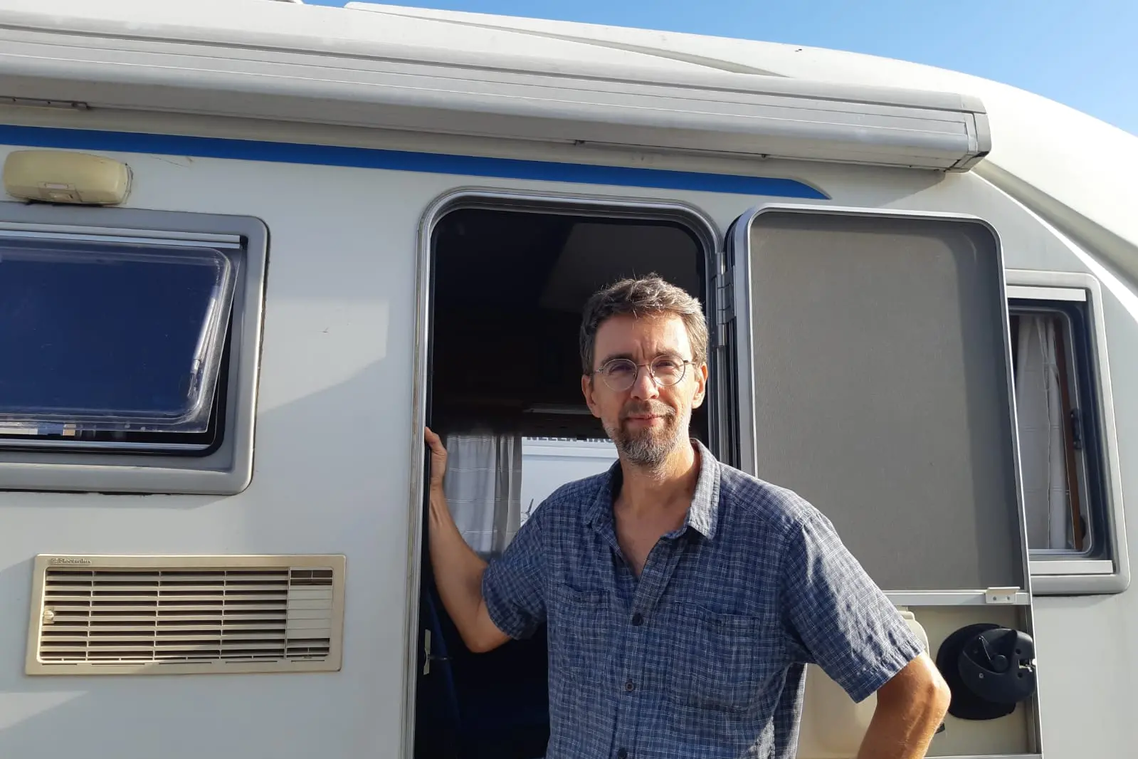 Marco Rolando di fronte al suo camper