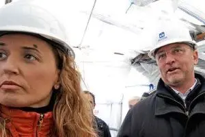 Ugo Cappellacci e Lombardo con i lavoratori dell'Alcoa