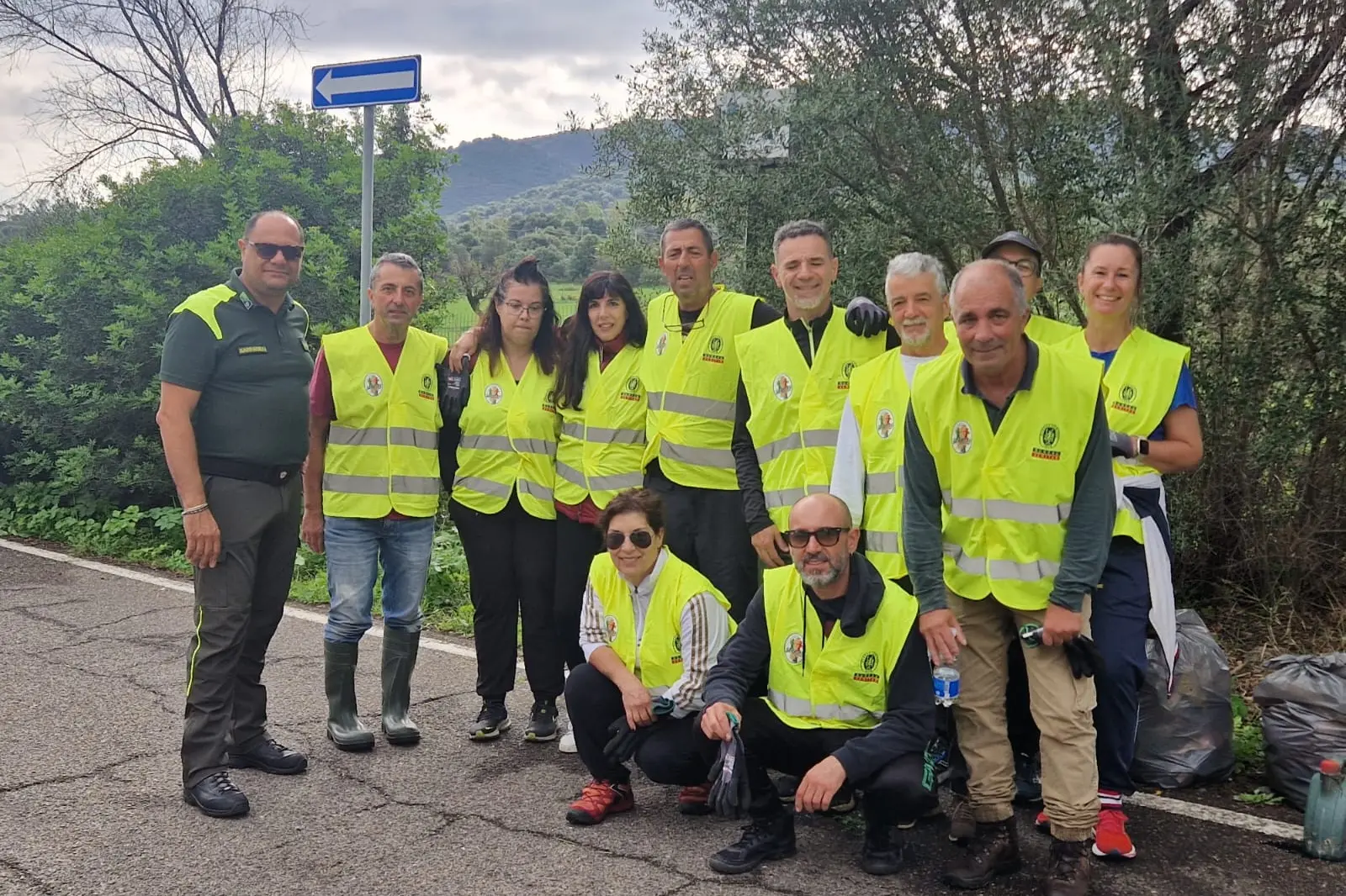 I volontari che hanno preso parte alla giornata ecologica (foto Murgana)