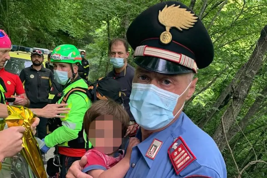 A salvare il bimbo dalla scarpata sono stati i carabinieri