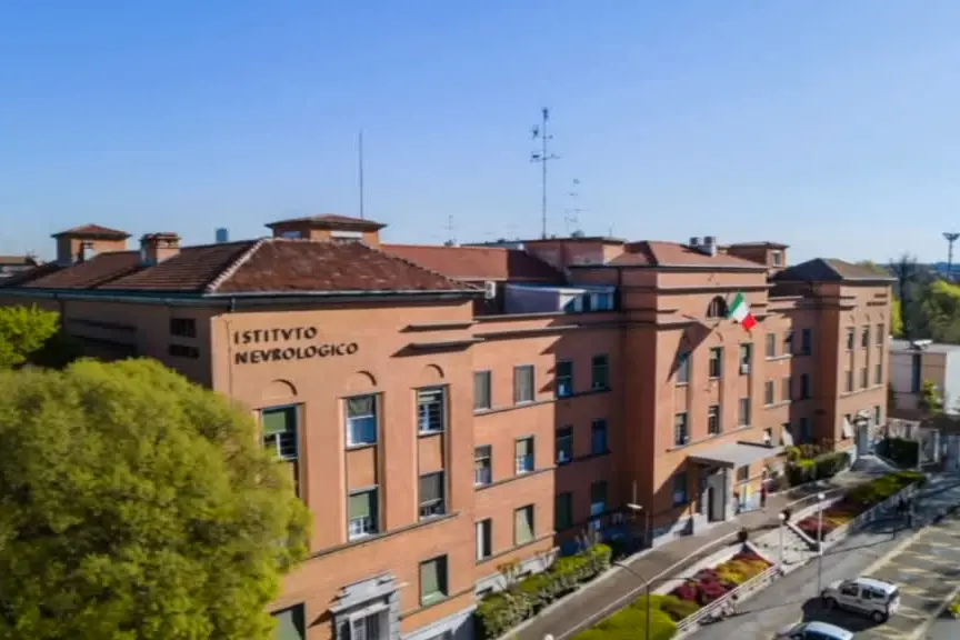 Al Besta primo intervento craniale al mondo con Stealth AXiS