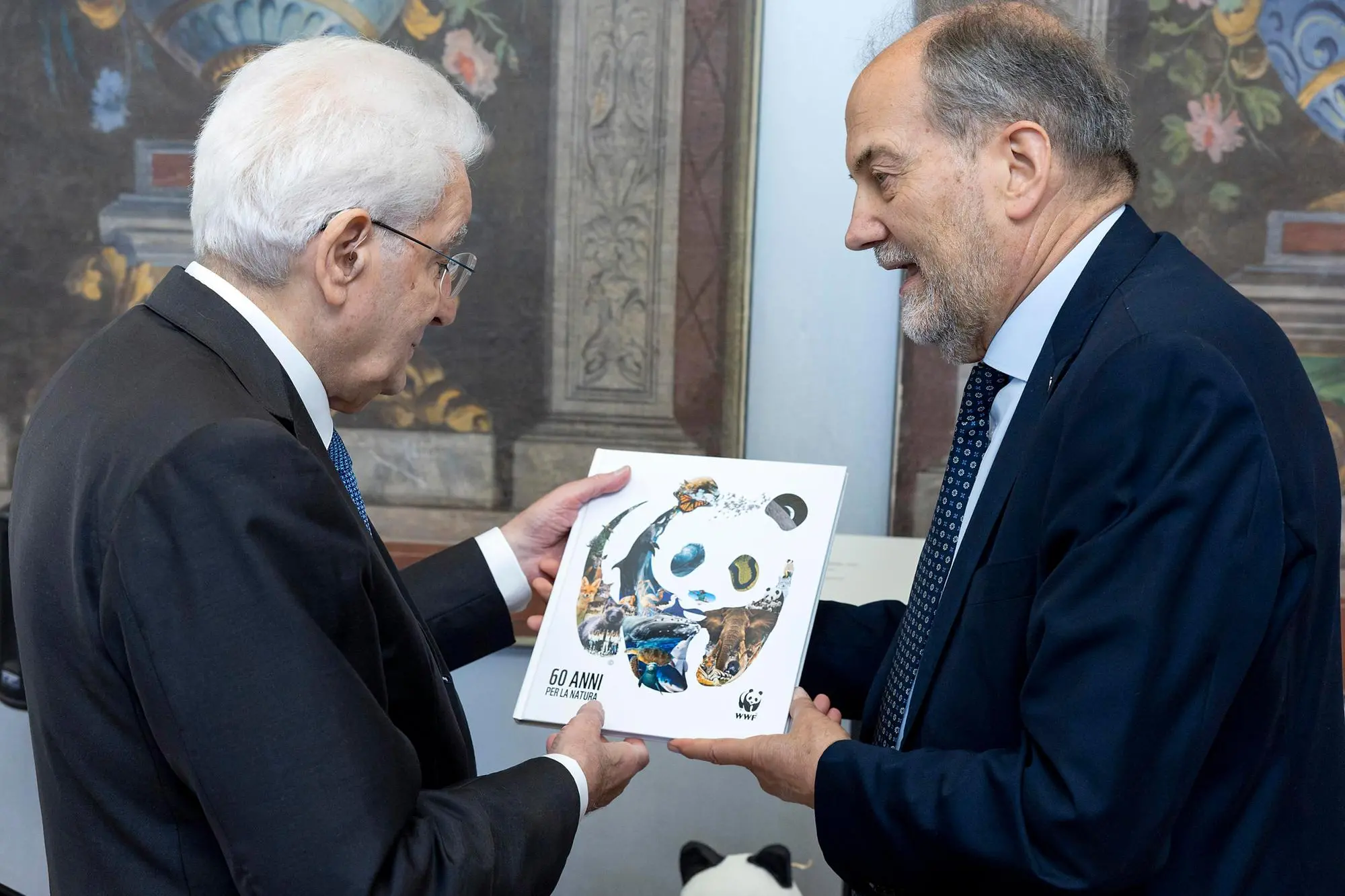 Il Presidente Sergio Mattarella con Luciano Di Tizio, Presidente del WWF Italia (Ansa)