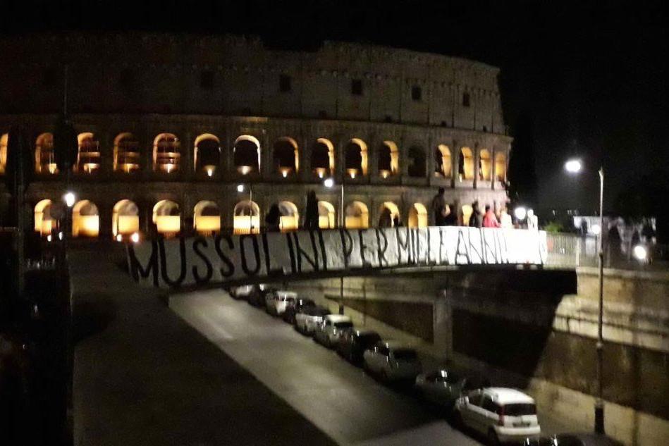 &quot;Mussolini per mille anni&quot;, lo striscione di Forza Nuova a Roma