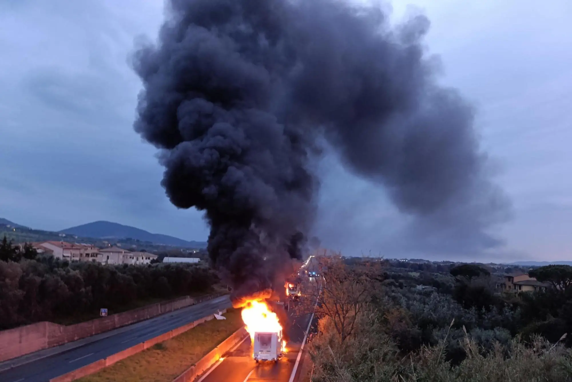 L'assalto a un furgone portavalori lungo la variante Aurelia, in carreggiata sud, poco dopo l'uscita di San Vincenzo (Livorno) del 28 marzo 2025. ANSA/PAOLO BARLETTANI