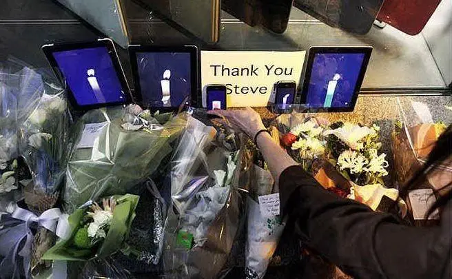 Fiori e iPad fuori dallo store di Palo Alto (foto Wikipedia)