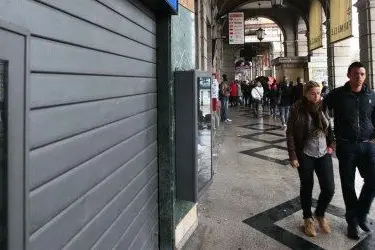 Serrande abbassate in via Roma il 25 aprile