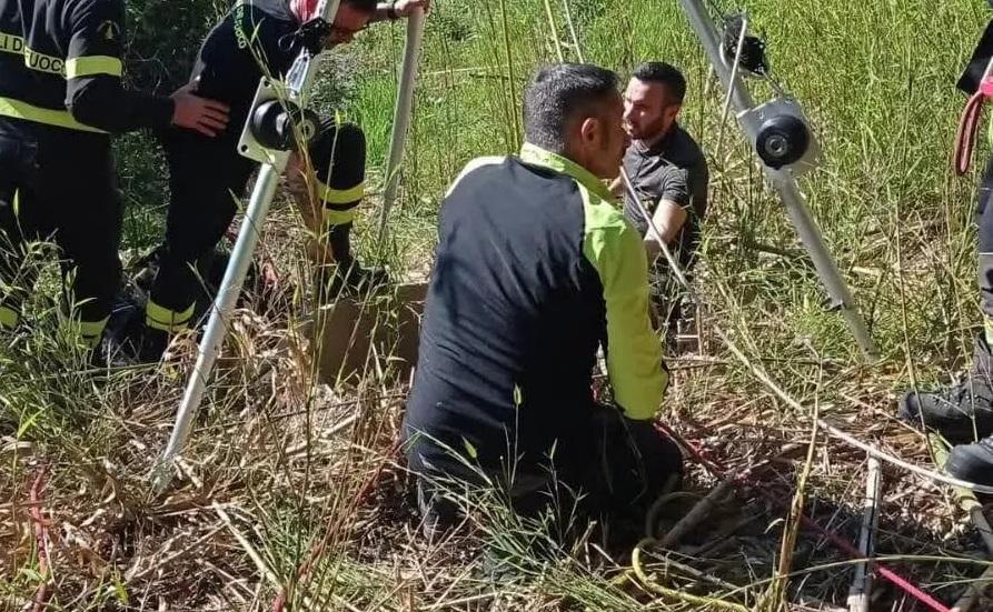 Roma, donna precipita in un pozzo mentre passeggia: bloccata a 15 metri di profondità