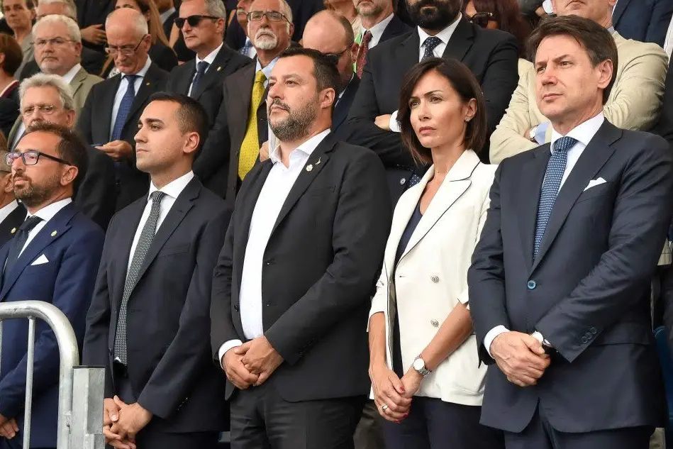 Il governo e la vicepresidente della Camera Mara Carfagna alle celbrazioni per i 202 anni della polizia penitenziaria (Ansa)