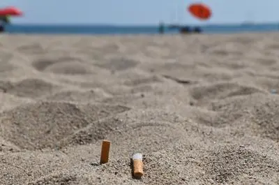 Cicche di sigaretta abbandonate in spiaggia