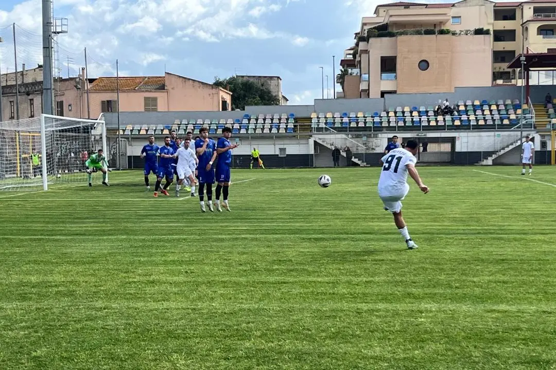 Una punizione di Ragatzu nell'ultimo match con l'Albalonga (foto Ilenia Giagnoni)