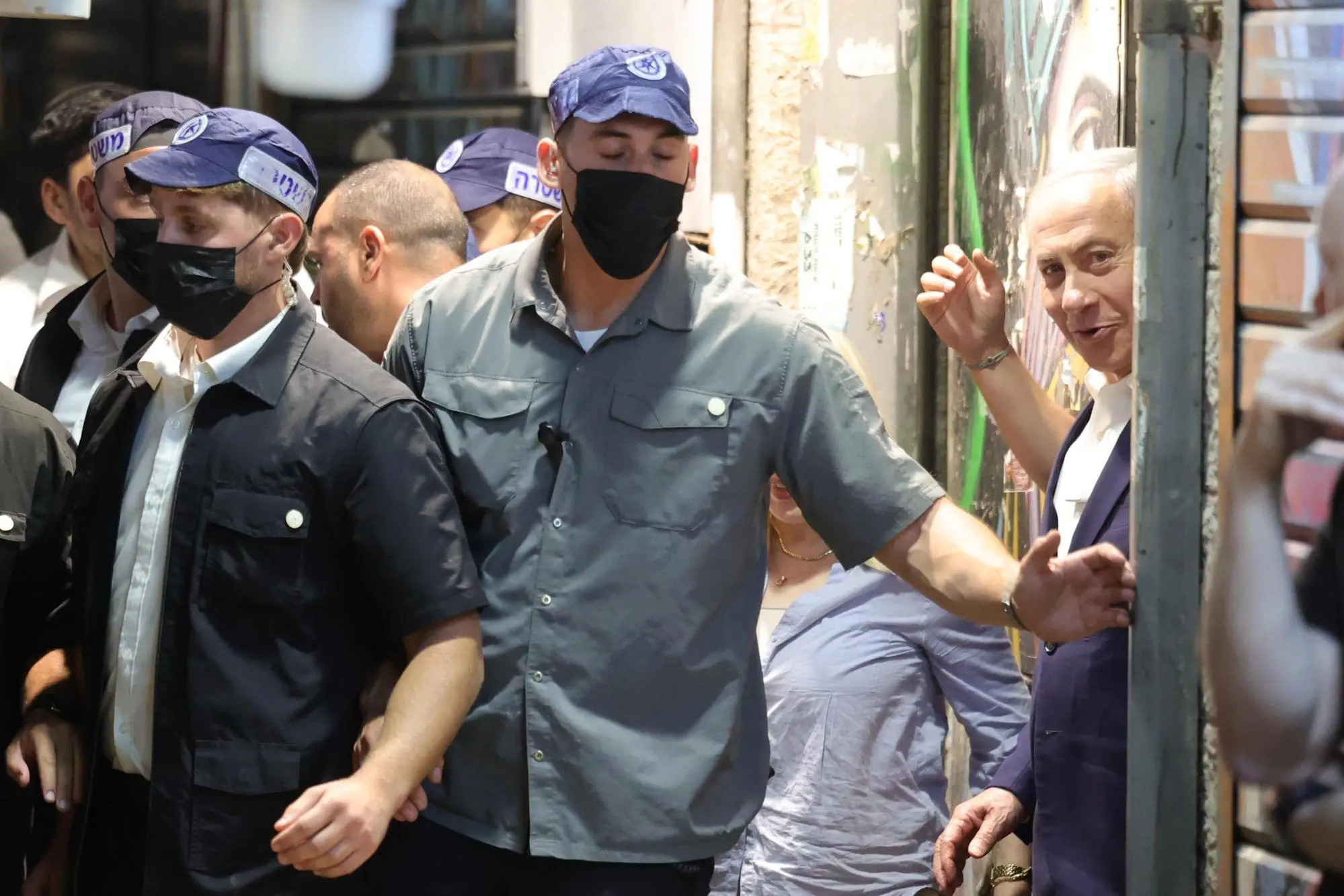 epa13324183 Israeli Prime Minister Benjamin Netanyahu (R) visits the Machane Yehuda market in Jerusalem, Israel, 22 October 2026. The visit comes ahead of Israel's upcoming legislative elections on 27 October. EPA/ABIR SULTAN EPA