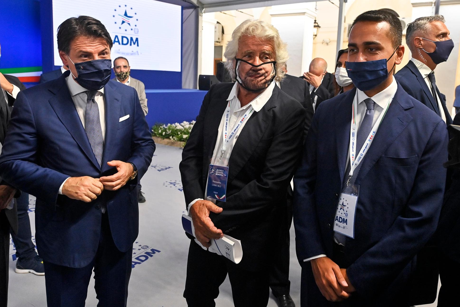 Beppe Grillo, Giuseppe Conte e Luigi Di Maio in una foto d'archivio. ANSA/RICCARDO ANTIMIANI