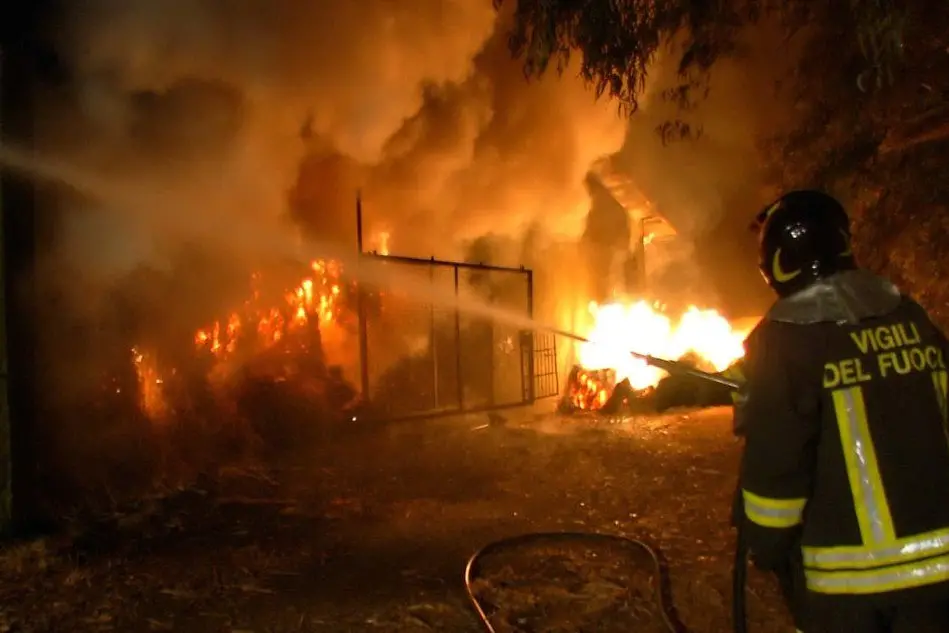 L'incendio nella notte a Villacidro (foto Gianluigi Deidda)
