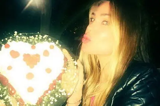 Ilary Blasi mostra la torta del compleanno su Instagram