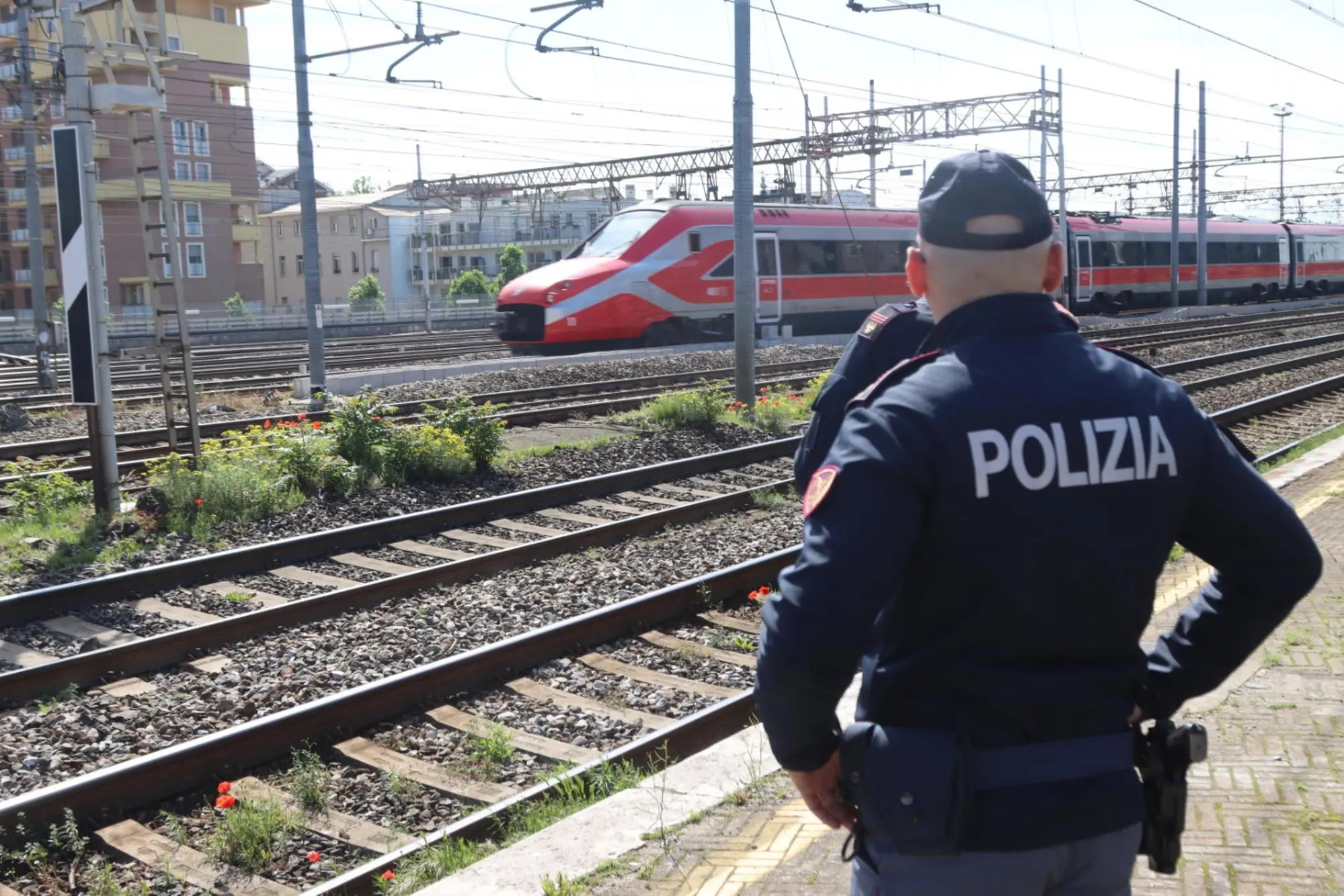 Polizia in stazione a Milano (Ansa)