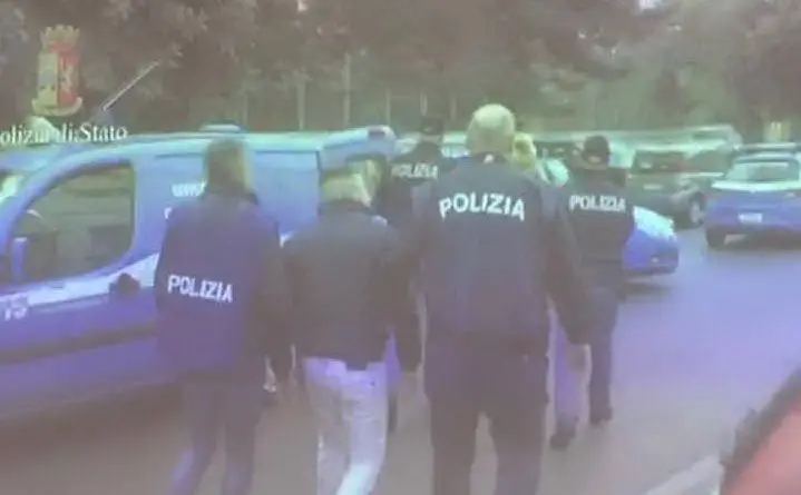 Un fermoimmagine del video del blitz diffuso dalla Polizia