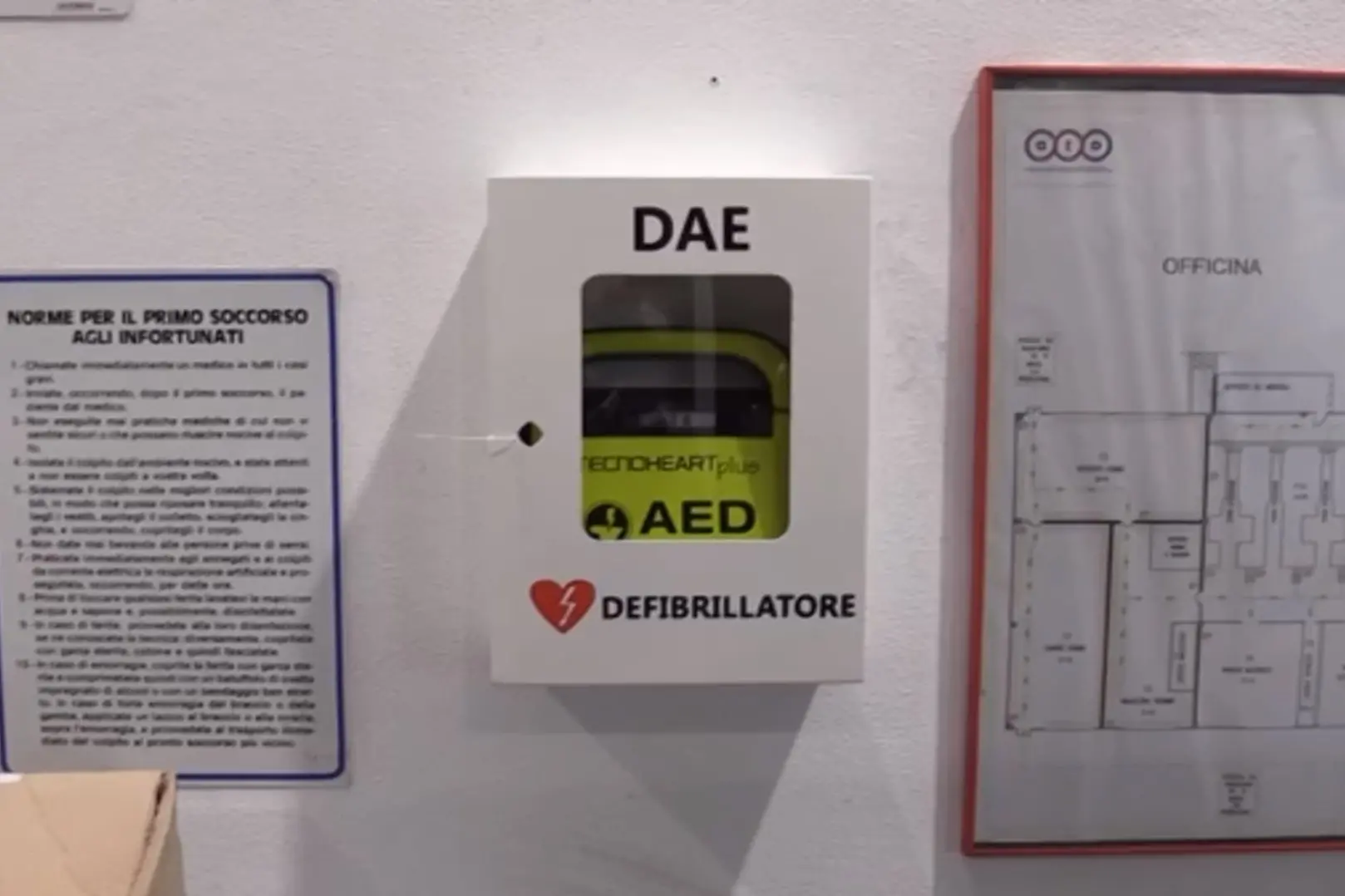 Uno dei defibrillatori installati all'Atp di Sassari