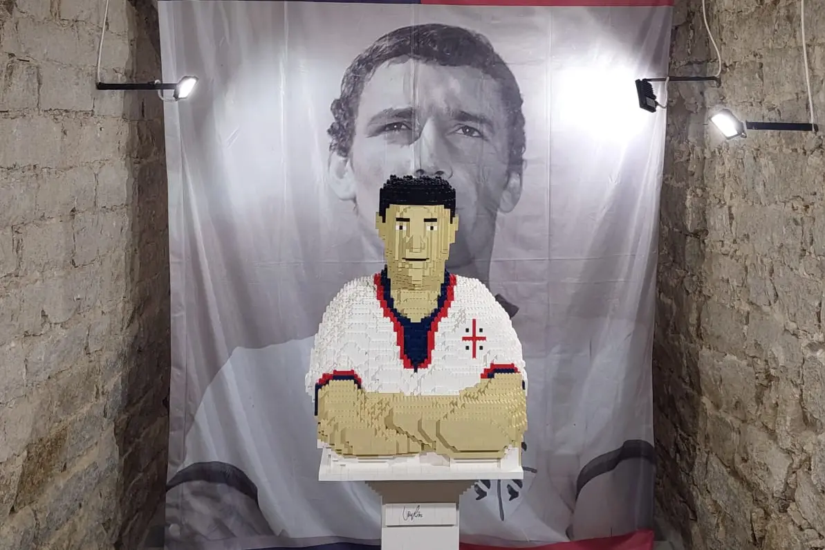 Il busto di Gigi Riva, realizzato con i mattoncini Lego