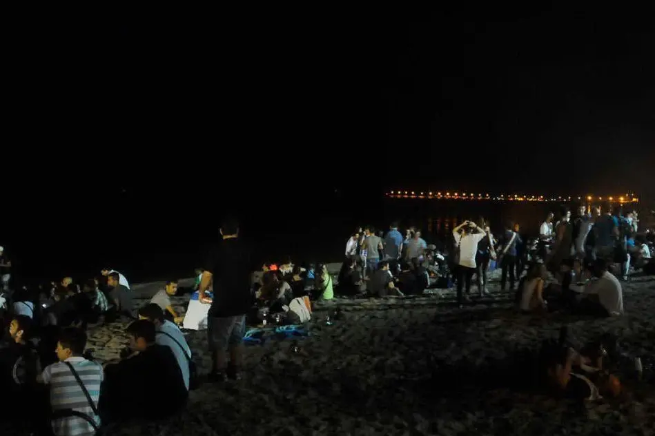 Giovani in spiaggia dopo Mondo Ichnusa - foto Chergia