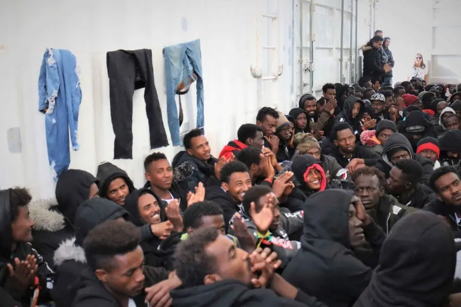 I migranti a bordo della Ocean Viking (foto Medici senza frontiere)