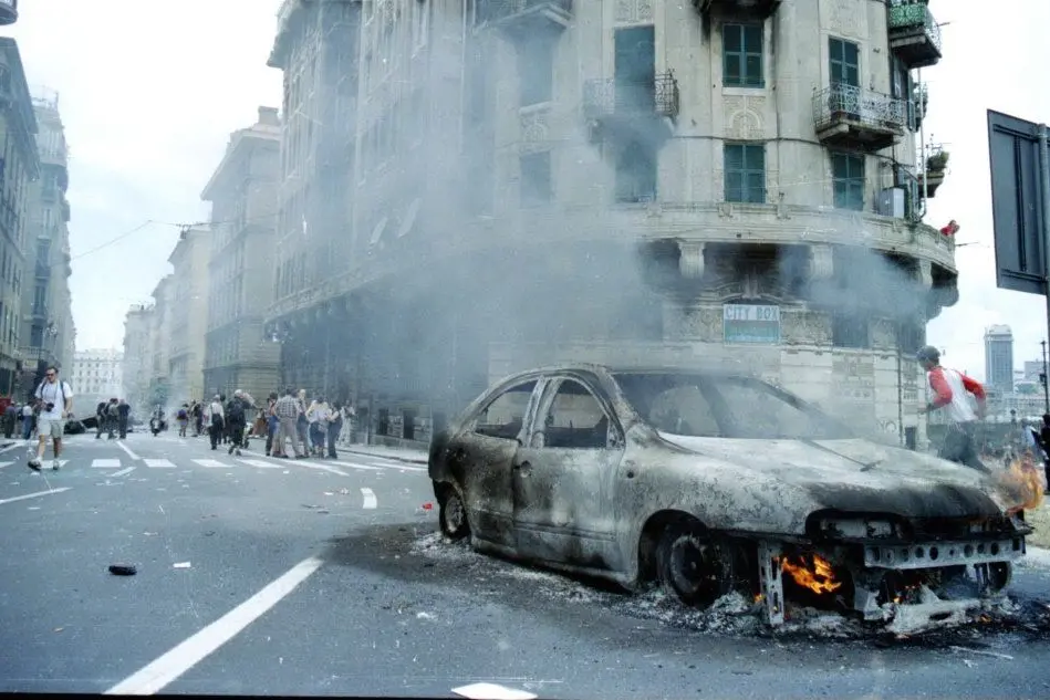 Genova a ferro e fuoco nel 2001