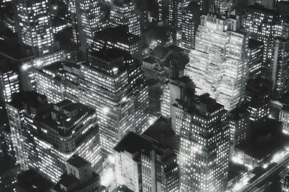 Una veduta notturna di New York di Berenice Abbott