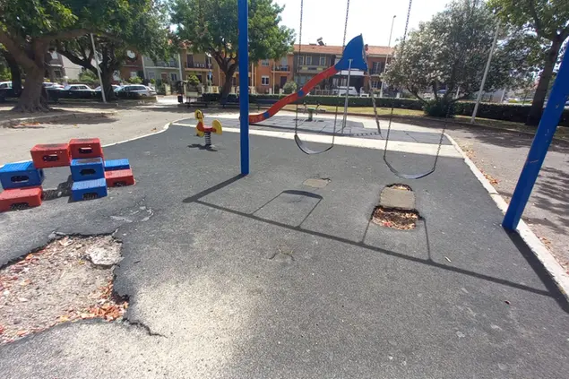 Le condizioni del parco giochi (foto L'Unione Sarda - Lapenna)