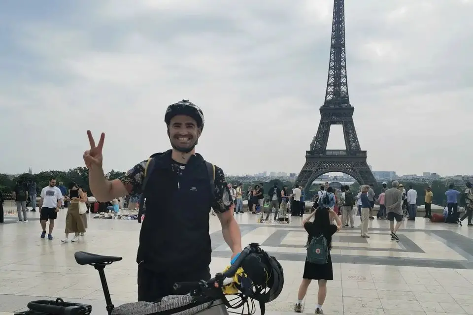 Lallo Pisanu a Parigi con la sua inseparabile bici