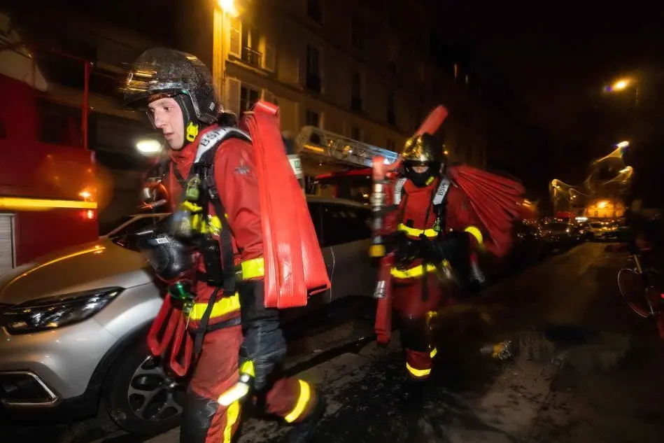 Palazzina in fiamme a Parigi