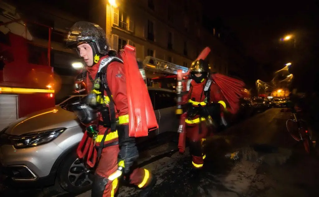 Palazzina in fiamme a Parigi