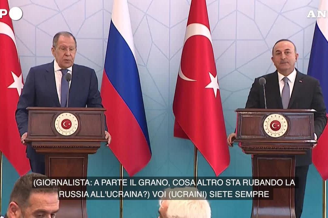 La domanda in conferenza stampa a Lavrov: &quot;Cosa ruba Mosca oltre al grano?&quot;