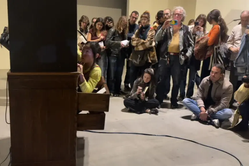 Il corpo e le opere, Aki Sasamoto performa in Pirelli HangarBicocca
