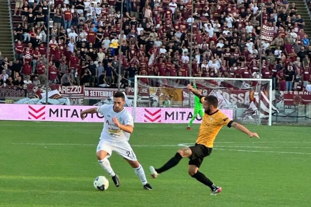Un'immagine della sfida Arezzo-Olbia (foto Twitter Olbia Calcio)
