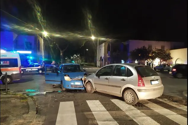 I mezzi coinvolti nell'incidente frontale (foto Giuliano Usai)