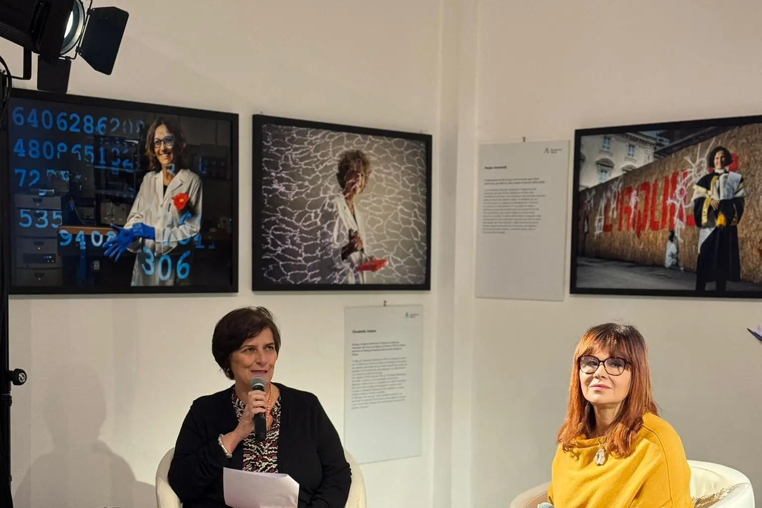 A sx, la vice coordinatrice Giulia Giornaliste Sardegna, Caterina De Roberto. A dx, la presidente di Prospettiva Donna, Patrizia Desole