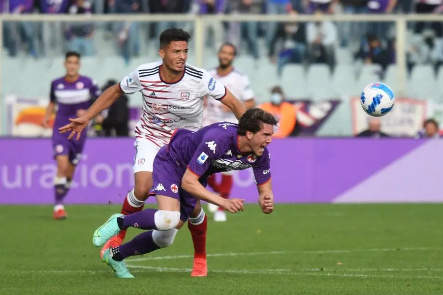 Un duello tra Carboni e Vlahovic durante Fiorentina-Cagliari (Ansa)