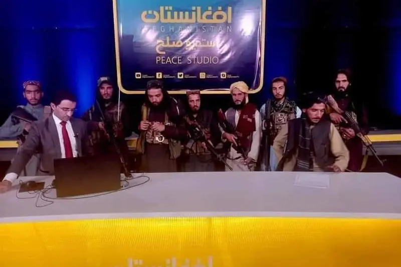 L'agghiacciante immagine del giornalista circondato da talebani armati (foto Twitter)