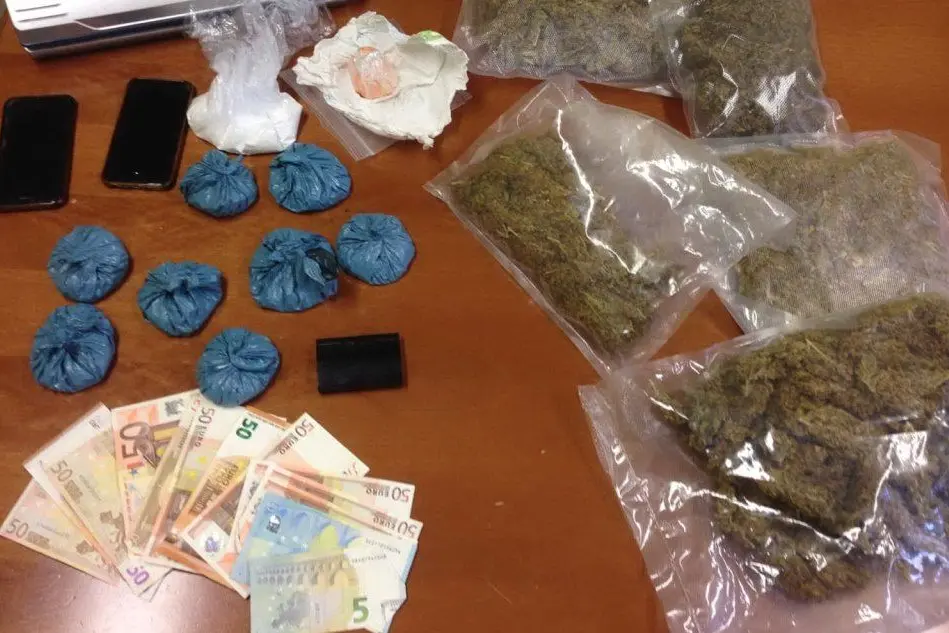 La droga e i soldi sequestrati
