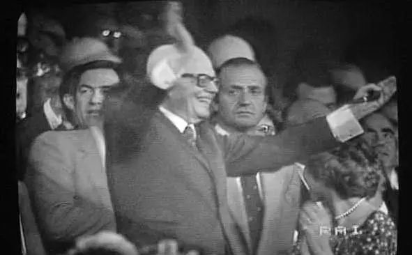 La gioia sugli spalti del Presidente della Repubblica Sandro Pertini