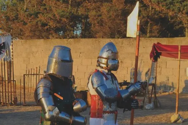 I preparativi della battaglia simulata (L'Unione Sarda - Tellini)