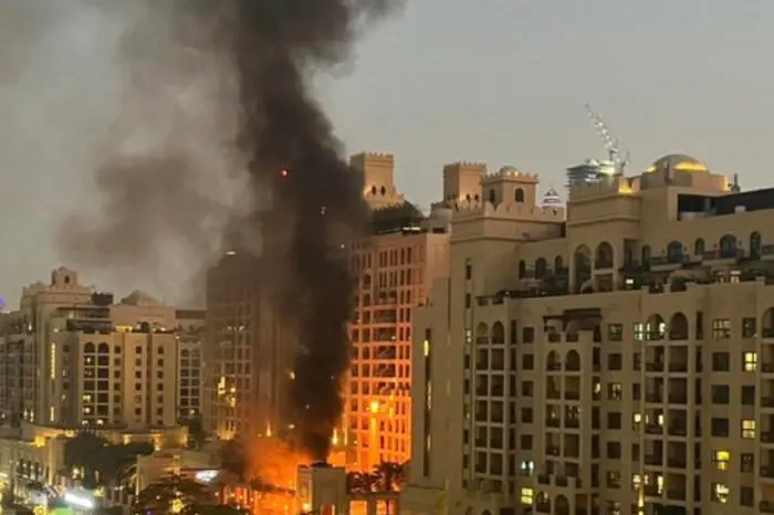 In un frame un momento dell'esplosione che si è verificata in un edificio nella zona di Palm Jumeirah, che ha causato quattro feriti. +++ X/@GordonGekko ++++ NPK +++ +++ ATTENZIONE: L'ANSA NON POSSIEDE I DIRITTI DI QUESTA FOTO CHE NON PUO' ESSERE PUBBLICATA SENZA L'AUTORIZZAZIONE DELLA FONTE DI ORIGINE CUI SI RINVIA +++ NPK +++