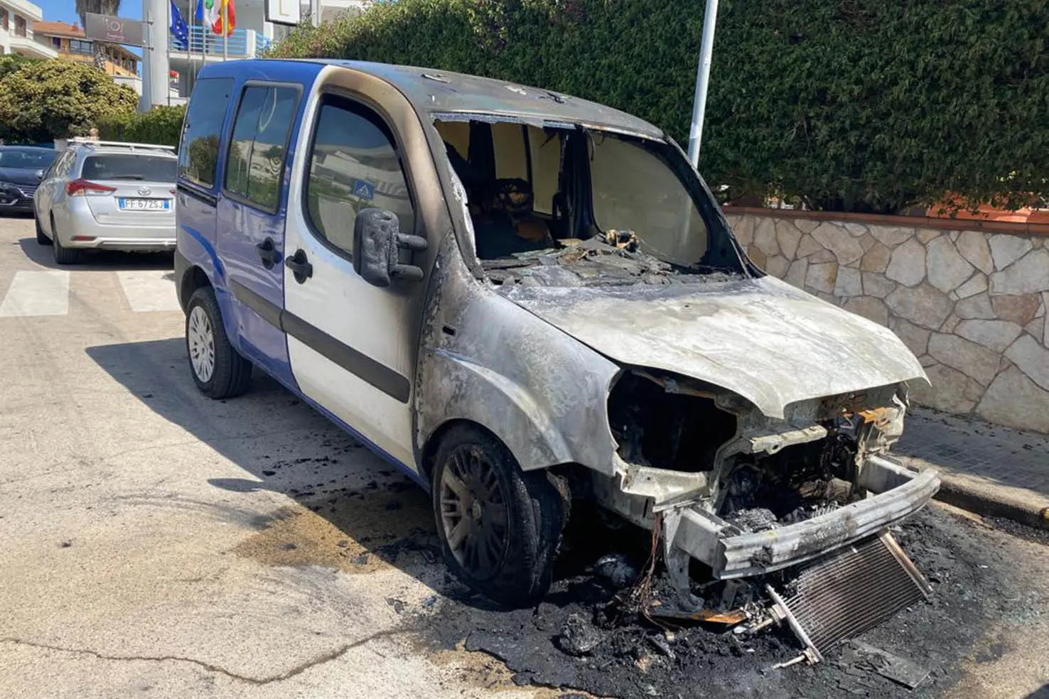 L'auto incendiata (Foto L'Unione Sarda - Gloria Calvi)