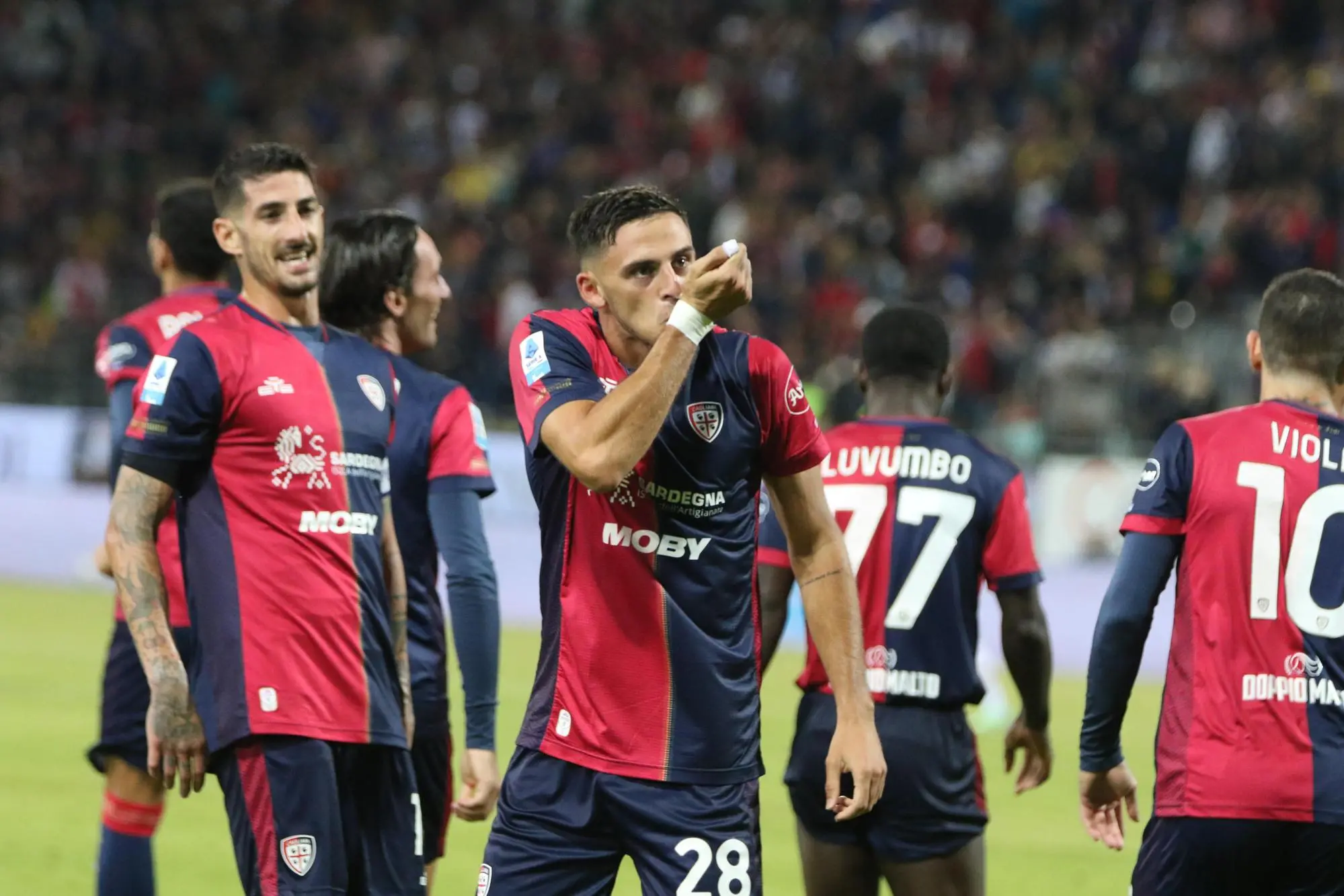 L'esultanza di Gabriele Zappa per il momentaneo 2-2 di Cagliari-Milan (foto Ansa)