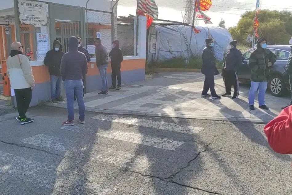 Il sit-in davanti alla Sider Alloys (foto concessa)