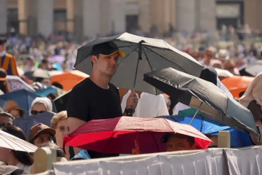 Roma bollente, migliaia di fedeli dal Papa tra ombrelli e ventagli