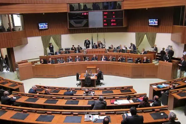 Il consiglio regionale (Ansa)