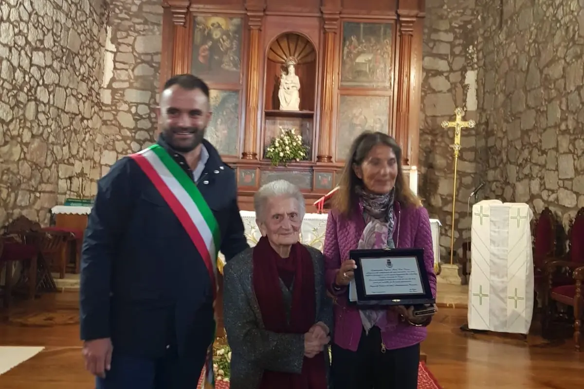 Anna Rita Rizzu, assieme al sindaco Luca Ruzzu e alla nipote Mariella Palmas (foto Tellini)