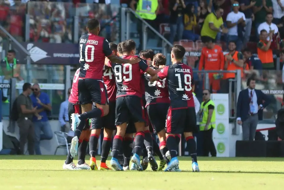 Il Cagliari festeggia dopo uno dei due gol (Ansa)