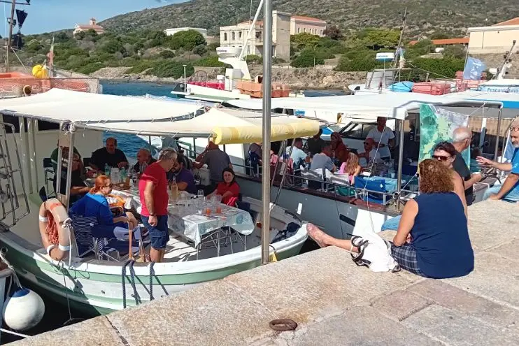 Pescatori all'Asinara ( foto concessa)