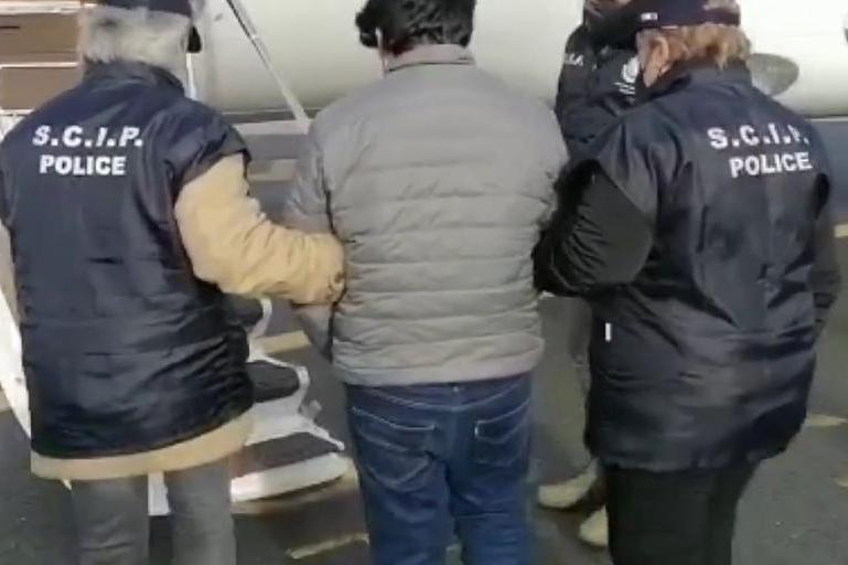 Lo zio di Saman sale sull'aereo scortato dalla Polizia (frame da video)